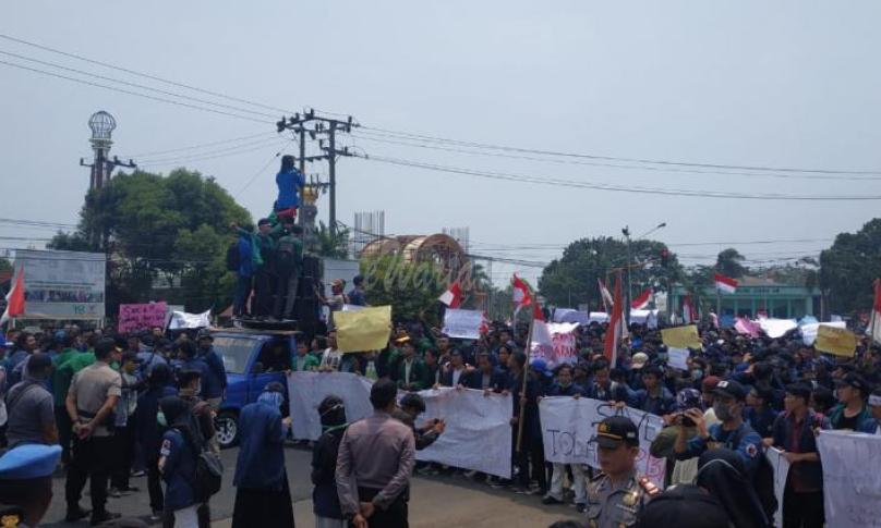 Ribuan mahasiswa Bengkulu terus berdatangan berorasi di depan Kantor DPRD Bengkulu