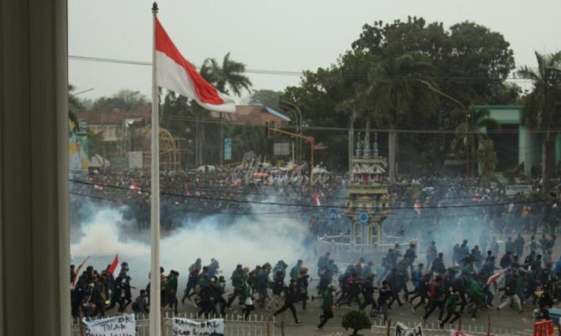 Bentrok, aparat kepolisian terpaksa keluarkan tembakan gas air mata