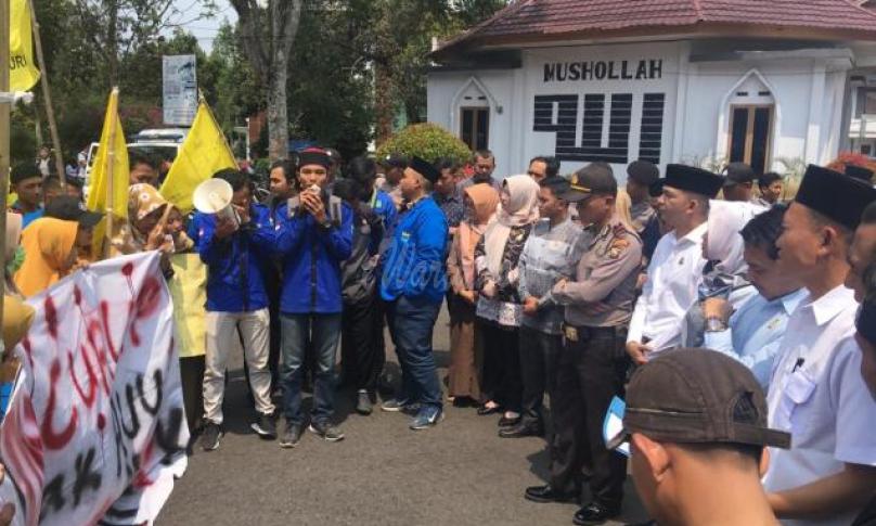 Puluhan Mahasiswa datangi Kantor DPRD Rejang Lebong, Rabu (25/9)