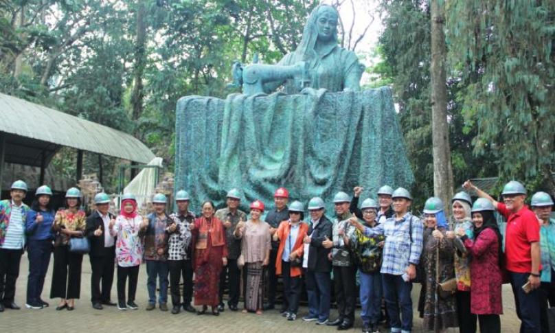 November, Monumen Fatmawati diresmikan 