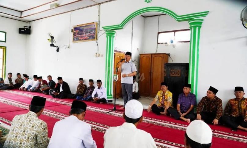 Gubernur Bengkulu saat mampir sholat dhuhur berjamaah di Masjid Taba Tembilang