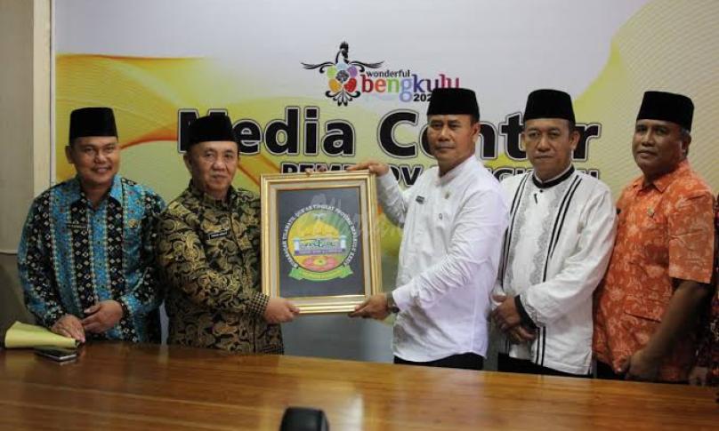 Foto dokumen penyerahan juara MTQ ke- XXXIV tingkat provinsi Bengkulu