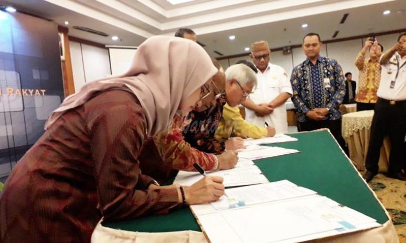 Bupati Luwu Utara, Indah P Indriani menerima hibah kapal rakyat
