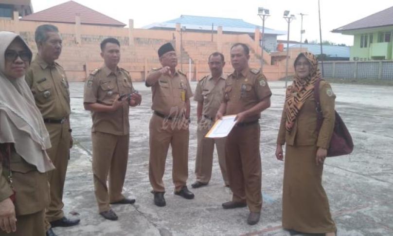 Sekretaris Diskop UKM dan rombongan saat melakukan peninjauan ke lokasi