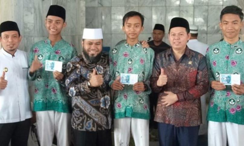 Pembagian e-KTP gratis di Masjid At-Taqwa Kelurahan Anggut Atas Kota Bengkulu.