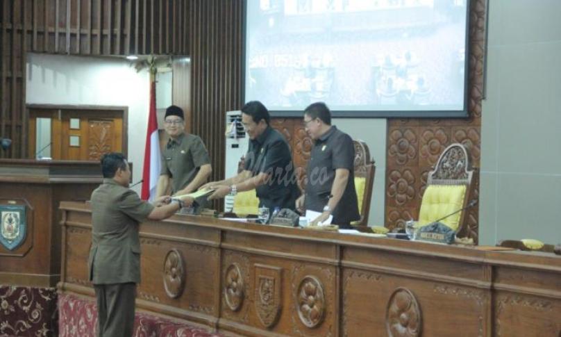 Panitia Kerja serahkan Tatib dan Alat Kelengkapan Dewan ke Pimpinan DPRD provinsi Bengkulu. Kamis (24/10).