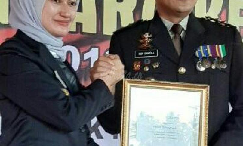 Bupati Luwu Utara, Indah P Indriani memberikan kenang-kenangan kepada Kapolres yang lama, AKBP Boy FS Samola