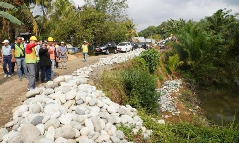 Gubernur Bengkulu Rohidin Mersyah, saat memantau peningkatan jalan di Desa Maras Bantan, Sedawar Alas Maras Kabupaten Seluma, Minggu, (27/10).