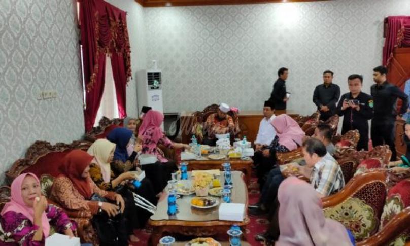 Walikota bersama Wakil Walikota Bengkulu mendengarkan aspirasi dari perwakilan penyandang disabilitas yang datang ke Balai Kota Bengkulu, Senin (28/10/2019).
