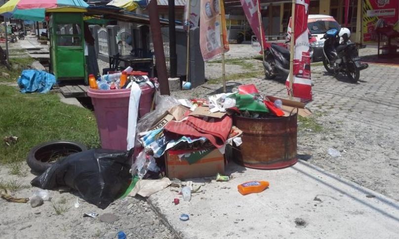 Terlihat sampah rumah numpuk dan berserakan mengeluarkan bau busuk