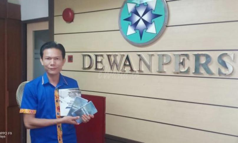 Ketua AMBO Provinsi Bengkulu, Aurego Jaya menunjukan bingkisan dari Dewan Pers