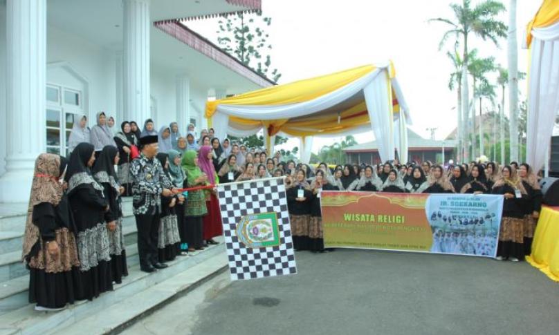 ratusan ibu-ibu dari organisasi Pemberdayaan Perempuan,  Remaja dan Keluarga (PPRK)  Majelis Ulama Indonesia, Persatuan Wanita Tarbiyah Islamiyah (Perwati) dan Wisata Ibu,  menggelar kegiatan wisata religi keliling Kota Bengkulu yang dilepas langsung Gubernur Rohidin Mersyah di Balai Raya Semarak Bengkulu.