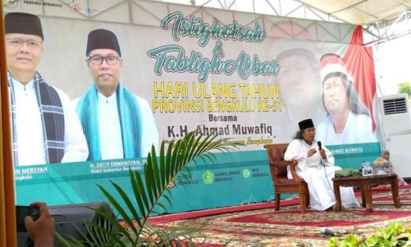 Ustadz Ahmad Muwafiq atau yang lebih dikenal Gus Muwafiq saat memberikan Tausiah ribuan masyarakat Bengkulu dalam rangka, Memperingati HUT ke- 51, Rabu (30/10).