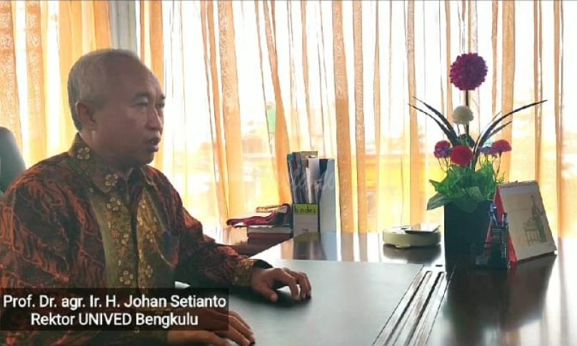Rektor Unived (Universitas Dehasen) Bengkulu Prof. Dr. agr. Ir. H. Johan Setianto.