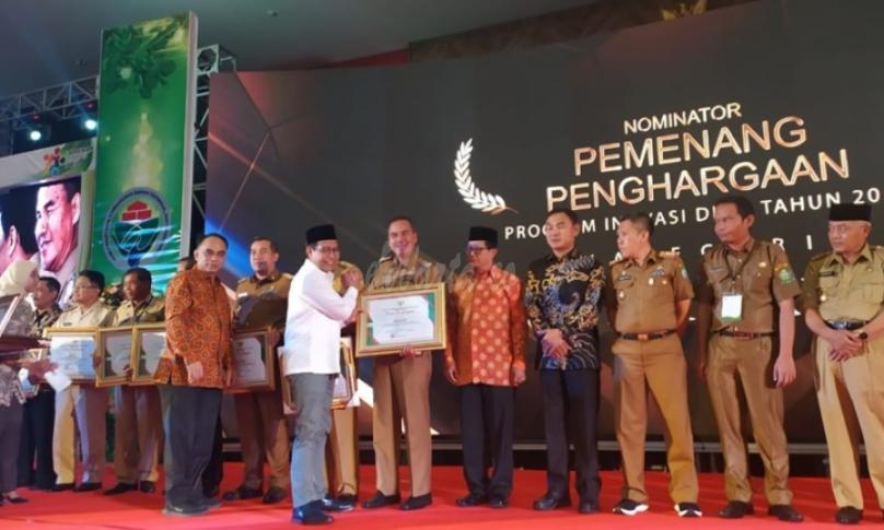 Asisten I Setda Rejang Lebong Pranoto Majid saat menerima penghargaan Program Inovasi Desa dari Kementerian PDTT RI di Jakarta, Senin, 25 November 2019. (
