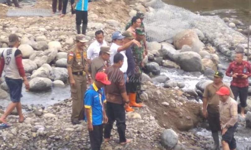 Bupati Bengkulu Utara, Ir. H. Mian saat meninjau lokasi proyek pembangunan Irigasi di Kerkap.