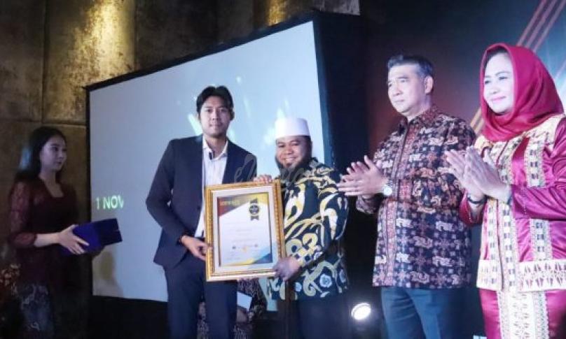 Walikota Bengkulu (H. Helmi Hasan, SE) terima penghargaan Top 25 Pemimpin Indonesia Terbaik