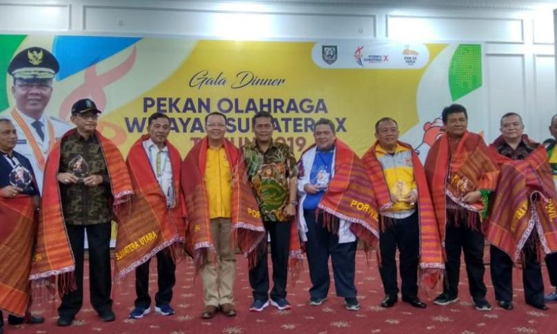 Gala Dinner, Gubernur berswafoto bersama 