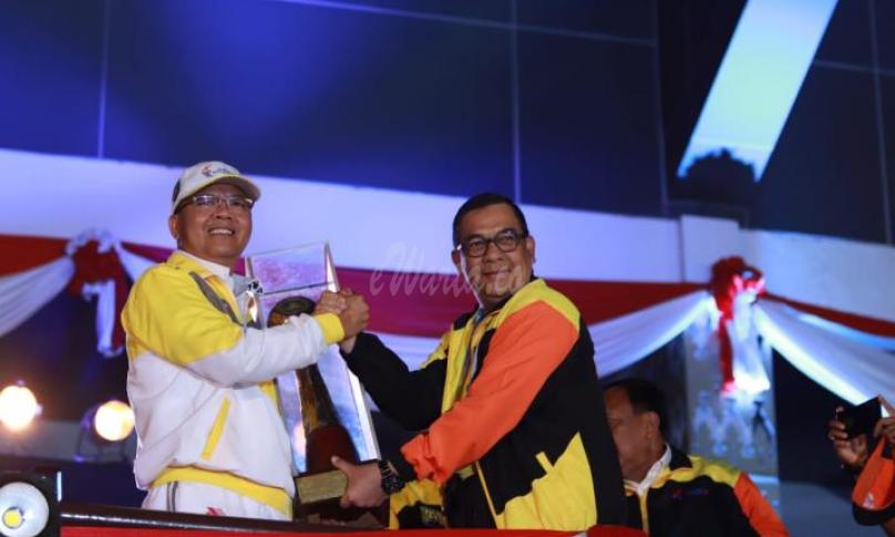 Gubernur Rohidin menerima Piala bergilir Porwil Sumatera X
