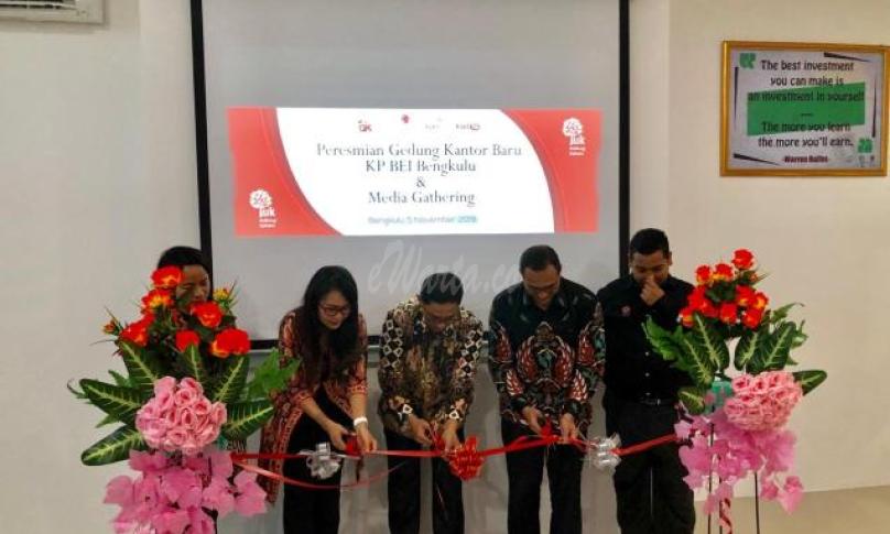 Peresmian kantor baru ditandai dengan pemotongan pita