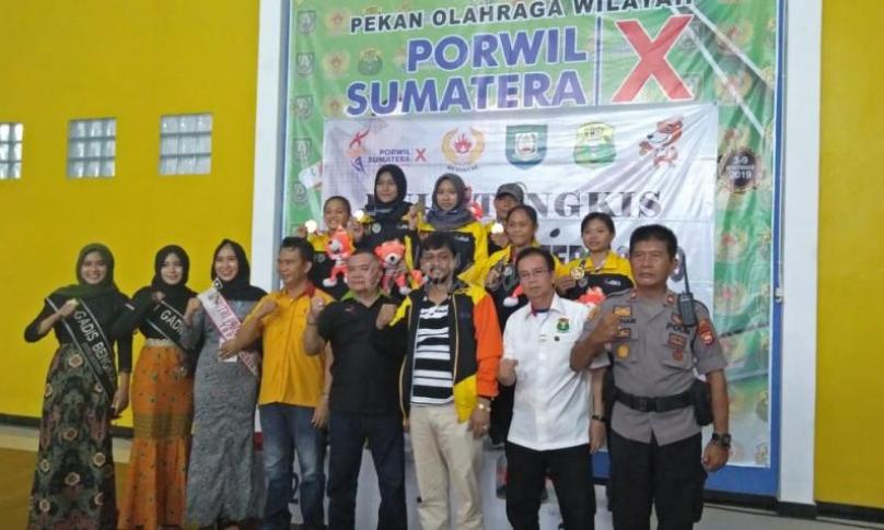 Raih medali emas, Pasangan pebulu tangkis berswafoto bersama Ketua PBSI Bengkulu, Suharto