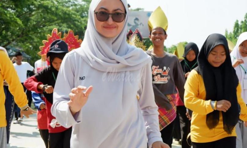 Tampak Bupati Cantik ini ikut larut dalam goyangan Senam Kaka Enda di halaman SMAN 8 Luwu Utara.
