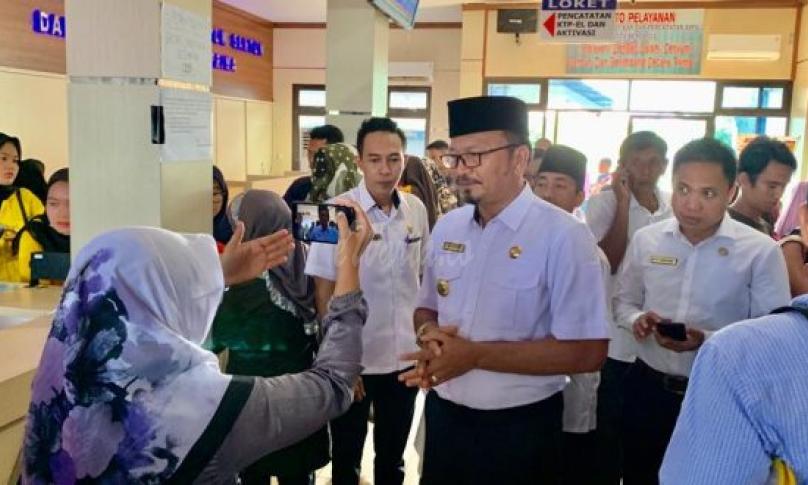 Sekda Kota Bengkulu, Marjon, M.Pd saat meninjau pelayanan di Kantor Dukcapil 