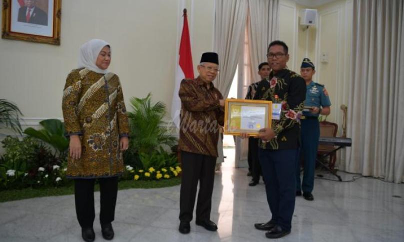 Wakil Presiden Ma'ruf Amin menyerahkan penghargaan diterima oleh Wakil Gubernur Bengkulu Dedy Ermansyah, di Istana Wakil Presiden RI, Jalan Merdeka Raya, Jakarta Pusat, Kamis (28/11). 