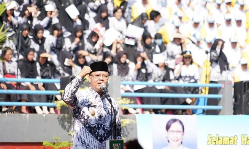 Gubernur Rohidin bertekad membuat standarisasi. SK yang dikeluarkan adalah kolektif, SK per Kabupaten untuk masing-masing unit pendidikan SMA, SMK, SLB, tenaga pendidik dan kependidikan termasuk penjaga sekolah.