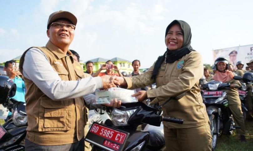 Gubernur Bengkulu (Dr. H. Rohidin Mersyah) serahkan bantuan kendaraan dinas roda dua.