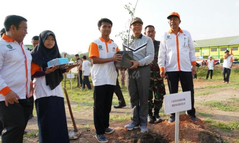 Penyerahan bibit secara simbolis