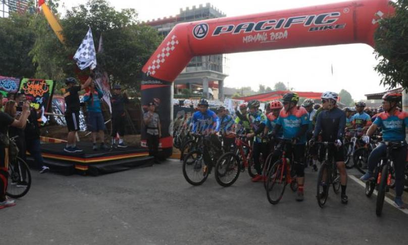 Kapolda Bengkulu Irjen Pol lepas ratusan pesepeda peserta Gowes HUT Brimob ke- 74, Minggu (16/11).