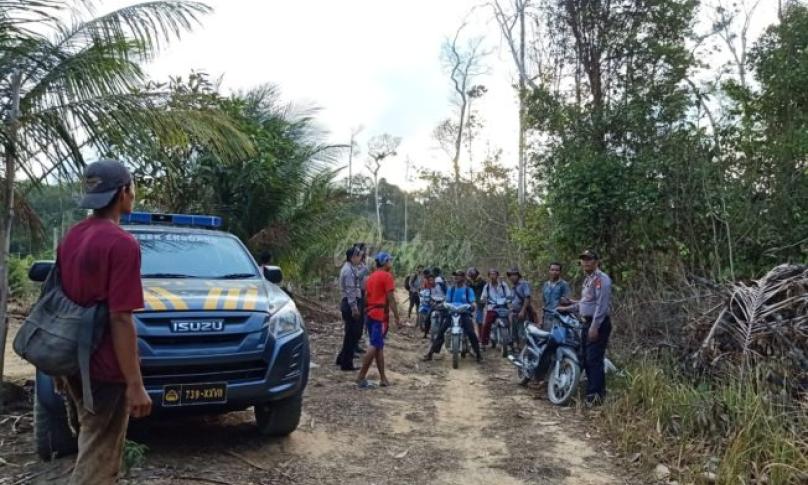 Polisi dan warga berhasil temukan dua orang tersesat dalam hutan.