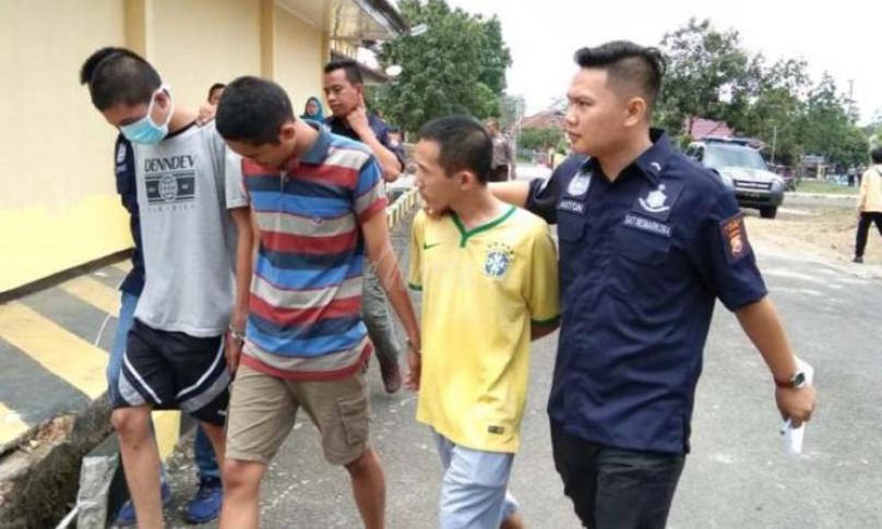 Satu tersangka narkoba jenis ganja saat di gelandang ke Bapas