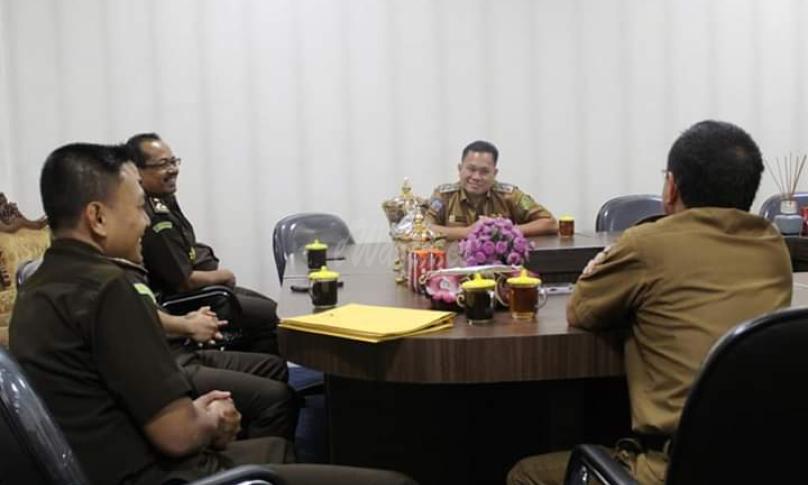 Kunjungan Asisten Bidang Pembinaan Kejaksaan Tinggi (Kejati) Bengkulu Tri Ari Mulyanto didampingi Kepala Kejaksaan Negeri Bengkulu Utara Elwin Agustian Khahar disambut oleh Wakil Bupati Bengkulu Tengah Septi Peryadi, S.TP dan Sekda Bengkulu Tengah Edy Hermansyah, S.Si, M.Sc, Ph.D Selasa (31/12).