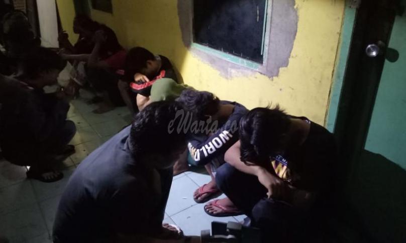 Puluhan anak muda dan pasangan kumpul kebo saat di grebek warga, Minggu dini hari.