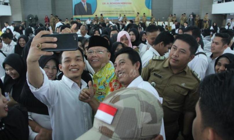 Akrab, Gubernur Bengkulu Rohidin Mersyah selalu akrab demgan siapapun.