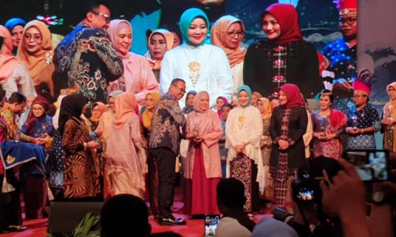 Penyerahan penghargaan tersebut, diserahkan langsung oleh Menteri Kelautan dan Perikanan RI Edy Prabowo.