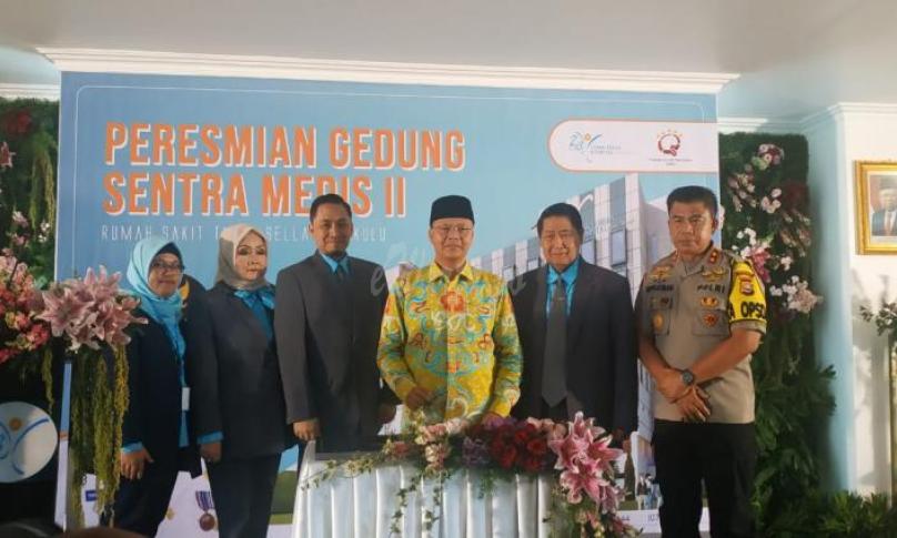 Gubernur Bengkulu berswafoto bersama Direksi RS.Tiara Sella.