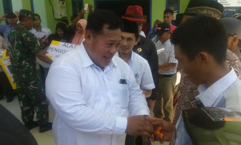 Bupati Mukomuko saat membagikan bantuan alat tangkap ikan dan alat pertanian.