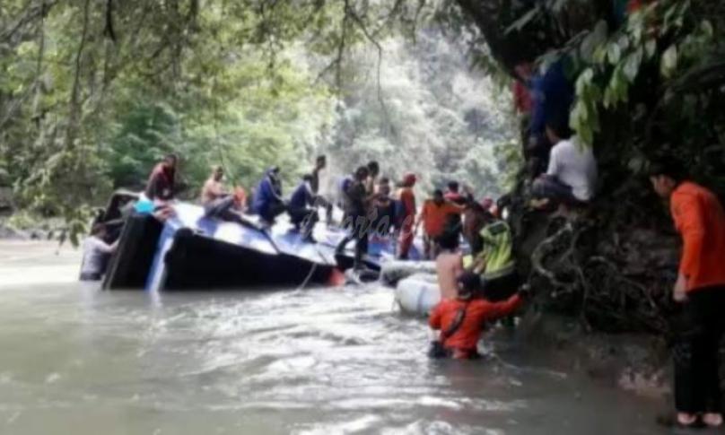 Tim SAR Gabungan masih terus mengevakuasi korban, terlihat badan bus masih terendam di dalam sungai.