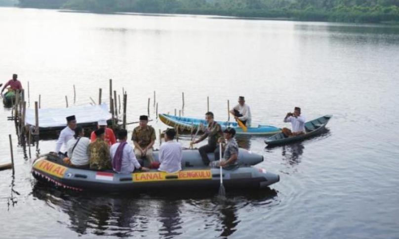 Prosesi Kenduri Tebat di Obek Wisata Danau Dendam Tak Sudah. Minggu (29/12).