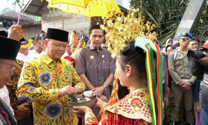 Gubernur disambut dengan tari persembahan.