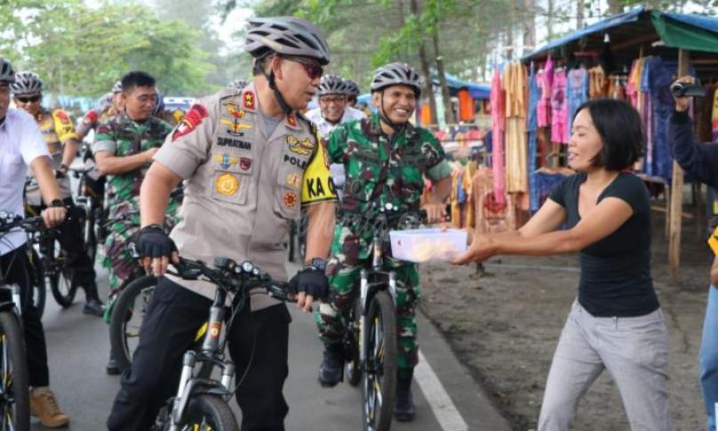 Salah satu pedagang memberikan buah nangka kepada Kapolda Bengkulu, Irjen Pol Drs. Supratman, MH.
