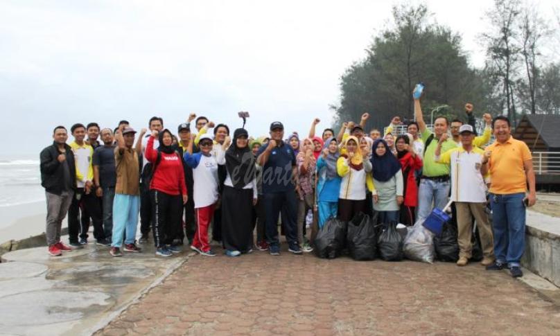 Dinas Kominfotik provinsi Bengkulu laksanakan kebersihan di pantai pasir putih, Bengkulu (10/01/20).