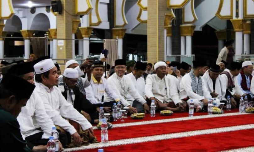 Gubernur Bengkulu Rohidin Mersyah saat hadir pada Tabligh Akbar Dalam Rangka Menyambut Tahun Baru Miladiyah 2020, di Masjid Raya Baitul Izzah Bengkulu, Selasa (31/12) malam.