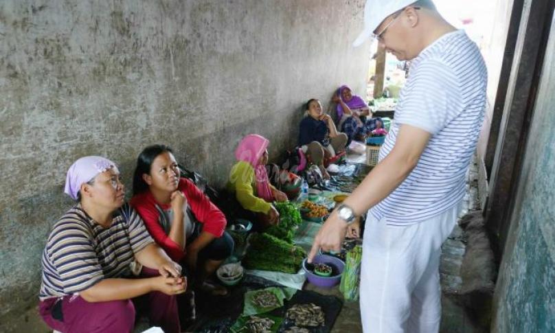 Gubernur Bengkulu (Dr. H. Rohidin Mersyah) kejutkan pedagang pasar Kutau Manna, Bengkulu Selatan.