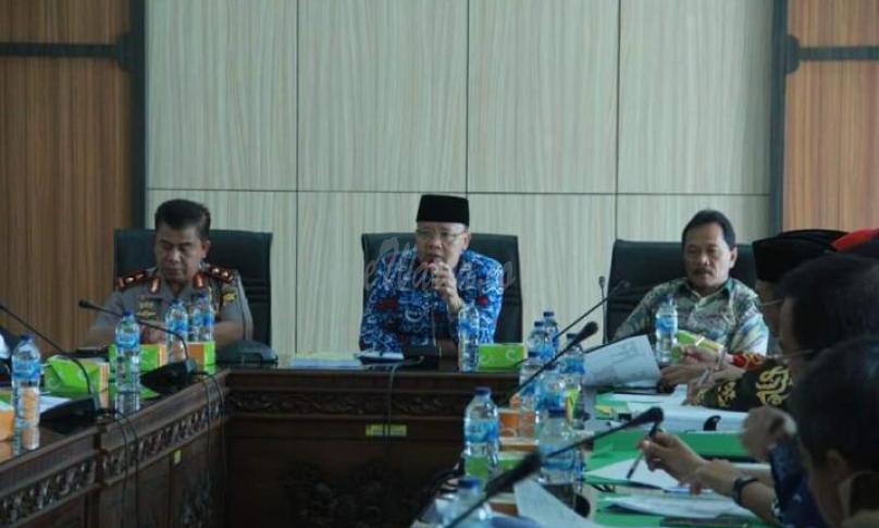 Gubernur memimpin rapat evaluasi terhadap SK No. 267 Tahun 2011, tentang persetujuan Perubahan Direksi dan Pemegang Saham PT. BMQ.
