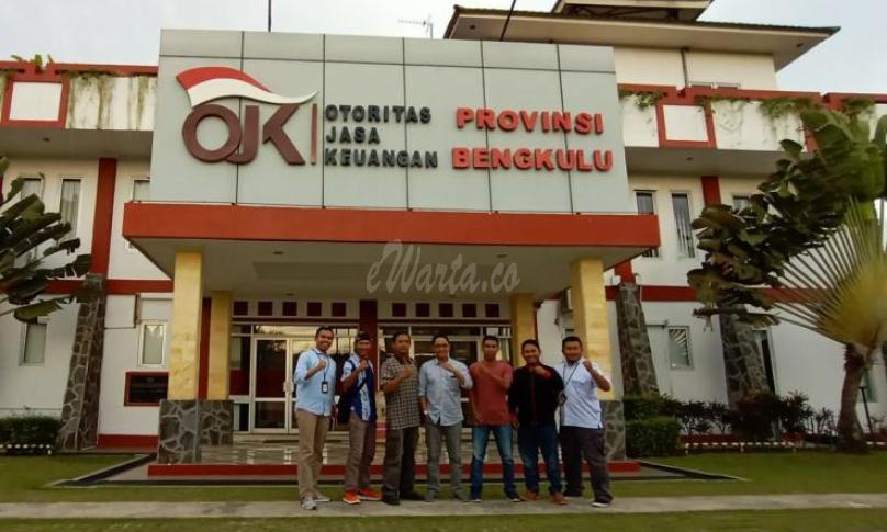 Perwakilan pengurus AMBO foto bersama OJK Bengkulu, Jumat (03/1/2020) sore. 