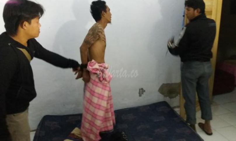 Pelaku saat ditangkap polisi di kediamanya.